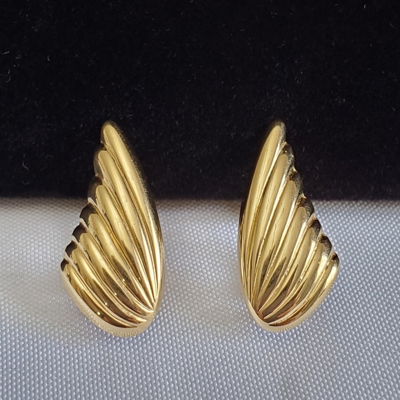 Napier Vintage Shell Earrings Gold Tone Screw Back Clip-on - Picture 1 of 8